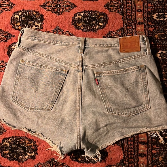Cute, high waist denim levi shorts✨ - Picture 2 of 3